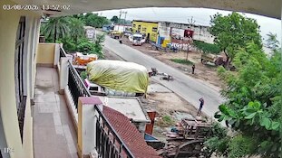 नीलगाय के रूप में सड़क पर यमराज... अचानक हुई टक्कर से ट्रेलर के नीचे आया बाइक सवार, देखें वीडियो