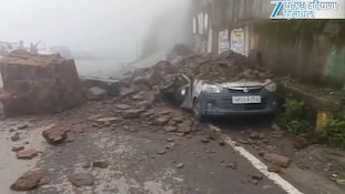 Video: ठियोग में पहाड़ी से गिरीं विशाल चट्टानें, देखते ही देखते चकनाचूर हुई कार