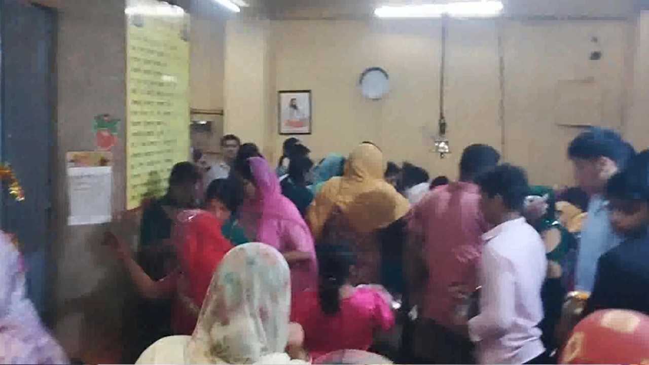 दिल्ली के तुगलकाबाद शिव मंदिर में उमड़े श्रद्धालु, तड़के 4 बजे से शुरू हुआ जलाभिषेक