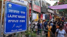 सावन में चाहिए ट्रेडिशनल लुक, दिल्ली के इन 5 मार्केट में मिलेंगे डिजाइनर सूट-साड़िया