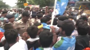 पटना में छात्रों का प्रदर्शन, सीएम आवास मार्च के दौरान बैरिकेडिंग तोड़ी; प्रदर्शनकारियों पर पानी की बौछार