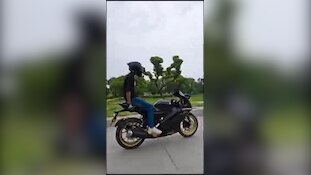 फेमस होने की सनक में जान से खिलवाड़! बिना हाथ पकड़े बाइक दौड़ाते दिखा युवक; आप भी देखिए ये खतरनाक स्टंट वाला Video