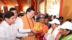 देवभूमि में शिवभक्तों का भव्य स्वागत, हेलीकॉप्टर से पुष्पवर्षा, CM ने परोसा भोजन