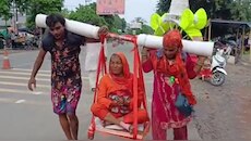 बहुओं ने पेश की मिसाल... सास को कंधों पर बैठाकर निकालीं अनोखी कांवड़ यात्रा