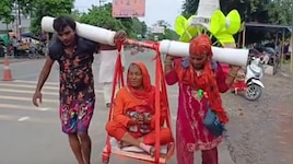 बहुओं ने पेश की मिसाल... सास को कंधों पर बैठाकर निकालीं अनोखी कांवड़ यात्रा