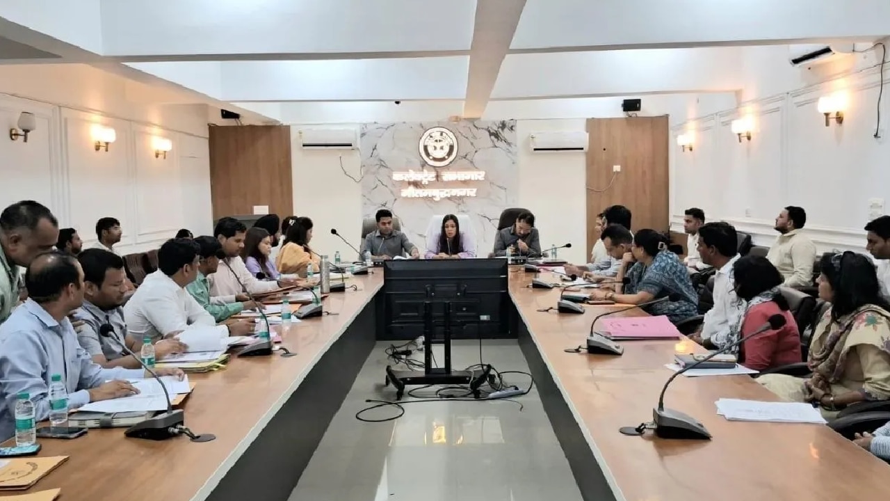 नोएडा-ग्रेटर नोएडा के 7 नामी स्कूलों पर एक- एक लाख का जुर्माना, तय सीमा से ज्यादा बढ़ाई थी फीस, डीएम का बड़ा एक्शन