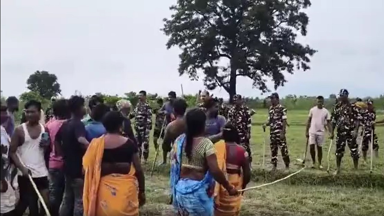 Indo-Nepal border uproar Stone pelting on SSB FIR against 200 Nepali people | भारत-नेपाल बॉर्डर पर बवाल, SSB जवानों पर पथराव और लाठी-डंडों से हमला, 200 नेपाली लोगों पर FIR | Hindi