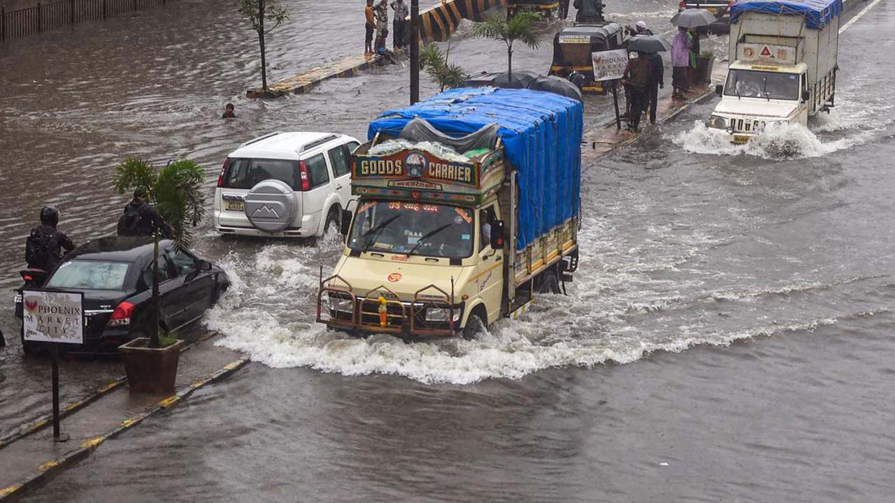 मानसून मचा रहा कहर, असम, केरल और गुजरात में बाढ़ से तबाही, 100 से अधिक लोगों की मौत; जानें आज के मौसम का हाल