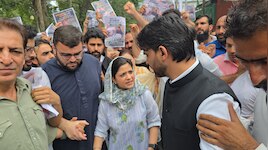 FIR के विरोध में इल्तिजा मुफ्ती के साथ  सड़क पर उतरी PDP, पुलिस स्टेशन तक किया मार्च