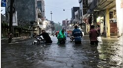 VIDEO: उत्तर भारत में मौसम का सितम, जरा सी बारिश में दिल्ली डूबी, असम में हालात बदतर