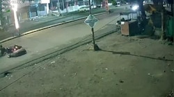 सड़क पर गाय से टकराई बेकाबू बाइक, 30 फीट दूर जाकर गिरे युवक, झांसी से रोंगटे खड़े करने वाला वीडियो देखिए...