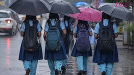 बारिश के बीच हो सकती है स्कूलों की छुट्टी?  दिल्ली-NCR में क्या है आज का अपडेट