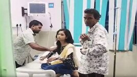 ब्रश उठाने के लिए बढ़ाया हाथ और डस लिया जहरीला नाग! समझदारी से बची युवती की जान