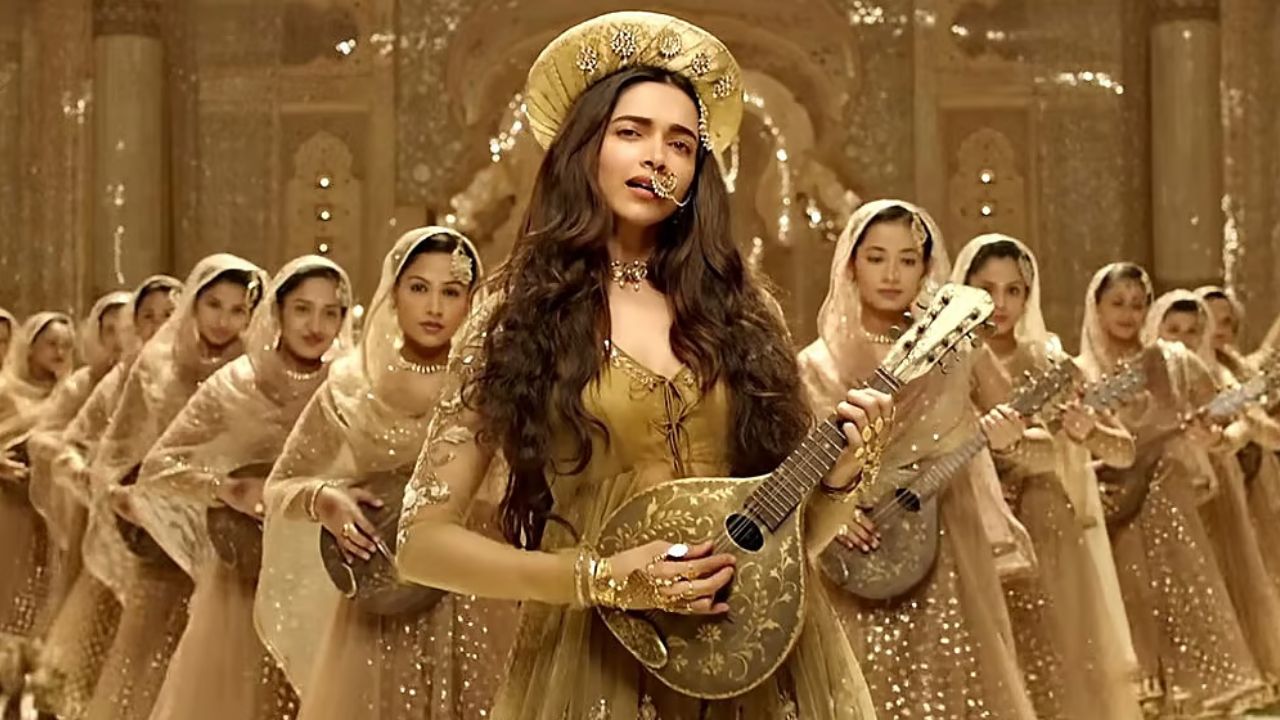 दीपिका से नजर न हटे, इसलिए 'दीवानी मस्तानी' में डांसर्स के कपड़ों का रंग भी किया गया था तय! भंसाली का था खास फैसला