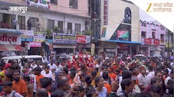 CM मोहन यादव ने कांवड़ियों पर बरसाए फूल, बजाया डमरू; झूम उठा भक्तों का सैलाब