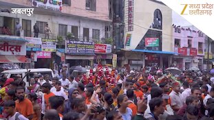 CM मोहन यादव ने कांवड़ियों पर बरसाए फूल, बजाया डमरू; झूम उठा भक्तों का सैलाब