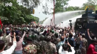 रांची छात्र प्रोटेस्ट: पुलिस ने रोकने के लिए पहले बैरिकेडिंग की, फिर वोटर कैनन का इस्तेमाल किया और अंत में लाठीचार्ज भी कर दिया