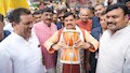 बोल कांवड़िया, बोल बम... कांवड़ यात्रा में पैदल चले CM मोहन यादव, कांवड़ियों पर बरसाए फूल और बजाया डमरू