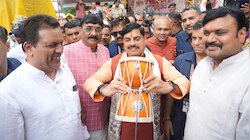 कांवड़ यात्रा में पैदल चले CM मोहन यादव, कांवड़ियों पर बरसाए फूल और बजाया डमरू