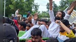 टूटते रहे बैरिकेड, अनशनकारी देवेंद्र को कंधों पर लेकर विधानसभा के करीब पहुंचे छात्र