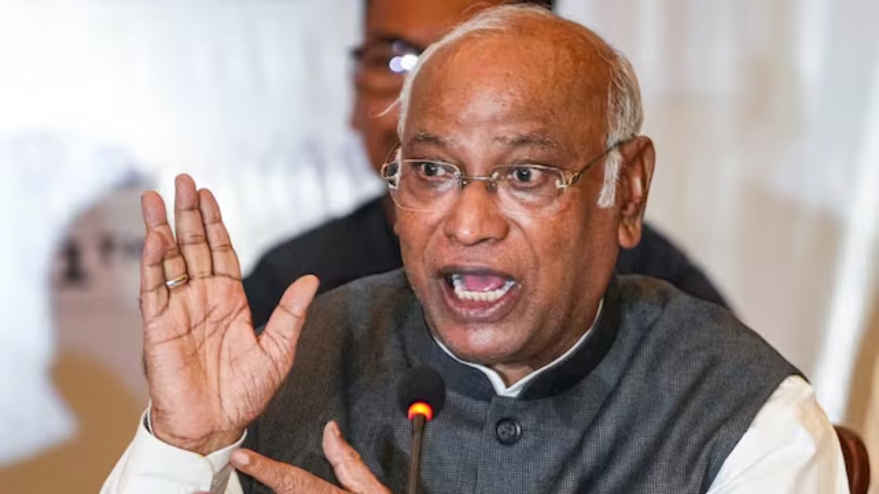 मल्लिकार्जुन खड़गे ने कांग्रेस कार्यकर्ताओं में भरा जोश, उत्तराखंड विधानसभा चुनाव में दिया जीत का मंत्र