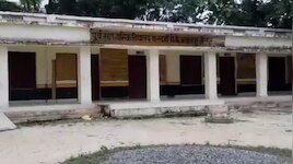 न छुट्टी का टाइम, न बेल बजी...1:39 बजे ही सरकारी स्कूल पर लटका ताला, मास्टर जी फुर्र