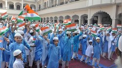 मदरसों में गूंजेगा ‘वंदे मातरम’, तिरंगे के साथ निकलेगी यात्रा; योगी सरकार का निर्देश