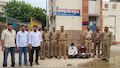 पुष्पा स्टाइल में भूसे के नीचे छिपाई 415 पेटी शराब, पुलिस ने खोली तस्करी की ‘गुप्त चाल’; करीब 45 लाख का माल जब्त