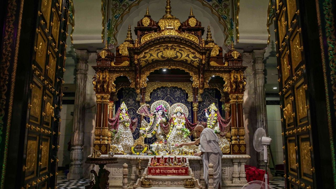 मथुरा के इस मंदिर में महिलाओं के छोटे कपड़े पहनकर आने पर लगी रोक, गेट पर लगाया गया बोर्ड