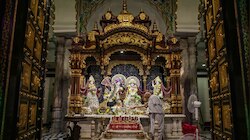 मथुरा के इस मंदिर में महिलाओं के छोटे कपड़े पहनकर आने पर लगी रोक, गेट पर लगा बोर्ड 