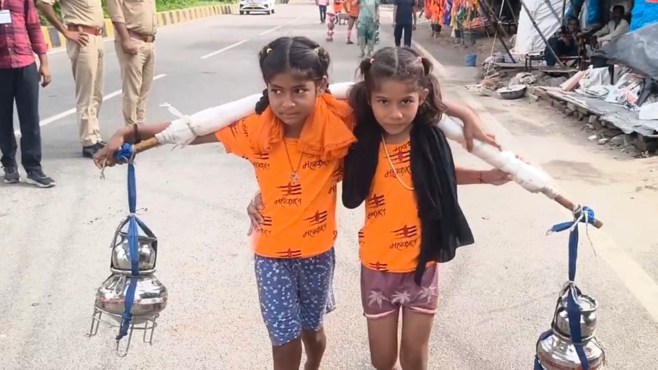 कंधों पर कांवड़, दिल में मम्मी-पापा की लंबी उम्र की चाह... 6 साल की महक-अनन्या ने हरिद्वार से मेरठ तक लाई 11 लीटर जल