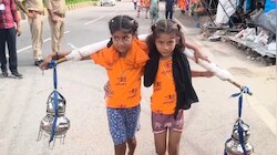 मम्मी-पापा की लंबी उम्र की चाह... 6 साल की महक-अनन्या ने उठाई कांवड़