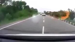 अतीक अहमद के बेटे अबान के कार एक्सीडेंट का लाइव वीडियो आया सामने, ओवरटेक करते समय बेकाबू होकर पलटी क्रेटा