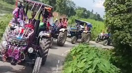कटिहार में अनोखी शादी: कार छोड़ ट्रैक्टर की स्टेयरिंग थाम बारात लेकर निकला दूल्हा
