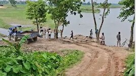 किशनगंज में NGT की रोक की उड़ी धज्जियां, डोंक नदी से दिनदहाड़े हो रहा अवैध बालू खनन
