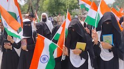 एक हाथ में कुरान, दूसरे में तिरंगा; मदरसे की बच्चियों ने दिया देशभक्ति का खास पैगाम