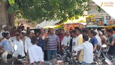 सीधी में ठप रही दूध की सप्लाई, रेट बढ़ाने की मांग को लेकर सड़कों पर उतरे संचालक