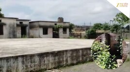 सीधी के सरकारी स्कूल की बदहाल तस्वीर...नेटवर्क के लिए भटकते शिक्षक, पास में गड्ढे
