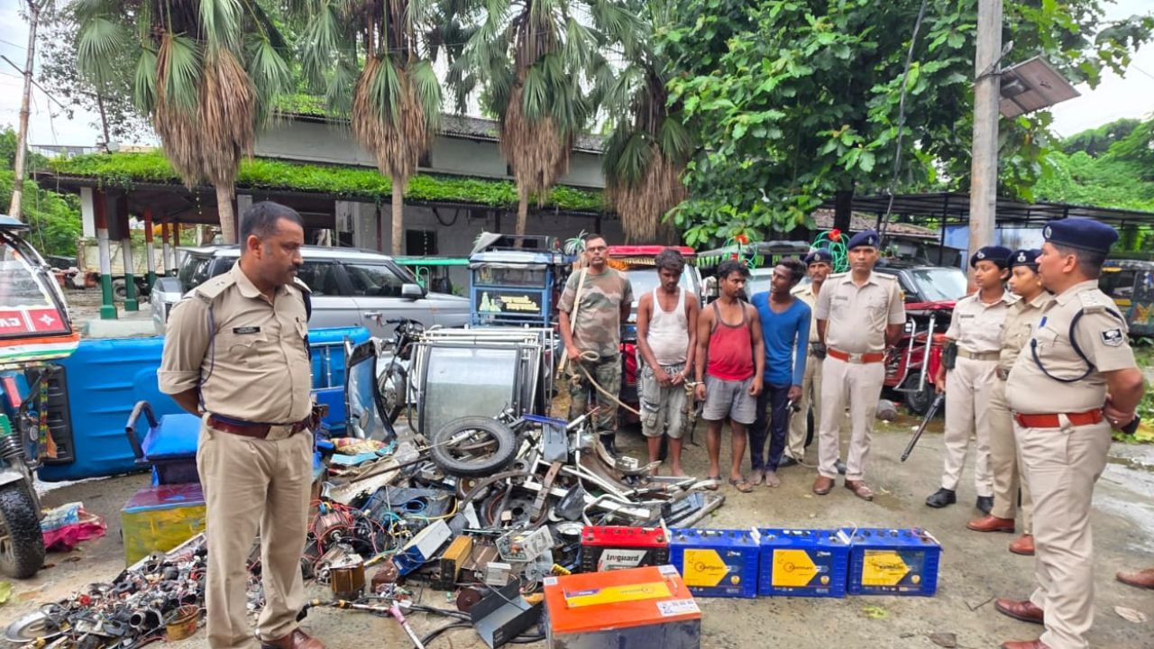 मोतिहारी पुलिस की बड़ी कामयाबी: चोरी के ई-रिक्शा काटकर कबाड़ में बेचने वाले गिरोह का भंडाफोड़, 3 गिरफ्तार