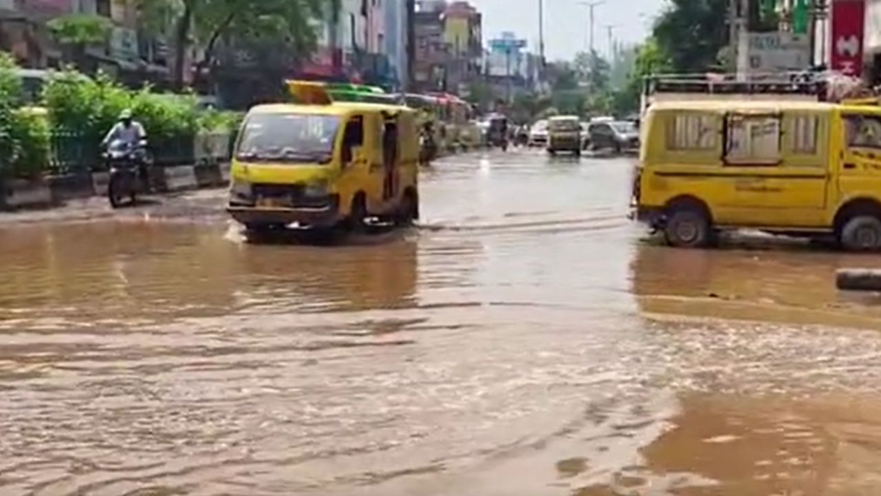 Delhi: बुराड़ी अस्पताल के सामने बदहाल सड़क, जलभराव और गड्ढों से मरीज परेशान