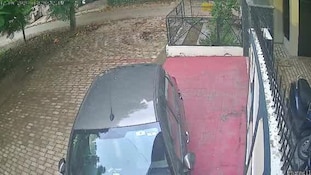 रुकने के लिए दिखाता रहा हाथ, फिर भी चढ़ाई कार, कानपुर में बच्चे को घसीटने का रोंगटे खड़े करने वाला Video देखिए