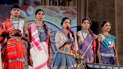 बंदूक छोड़ हाथों में थामा स्वदेशी हुनर: रायपुर में आत्मसमर्पित नक्सली  महिलाओं ने किया रैंप वॉक, कोसा सिल्क में बिखेरी चमक