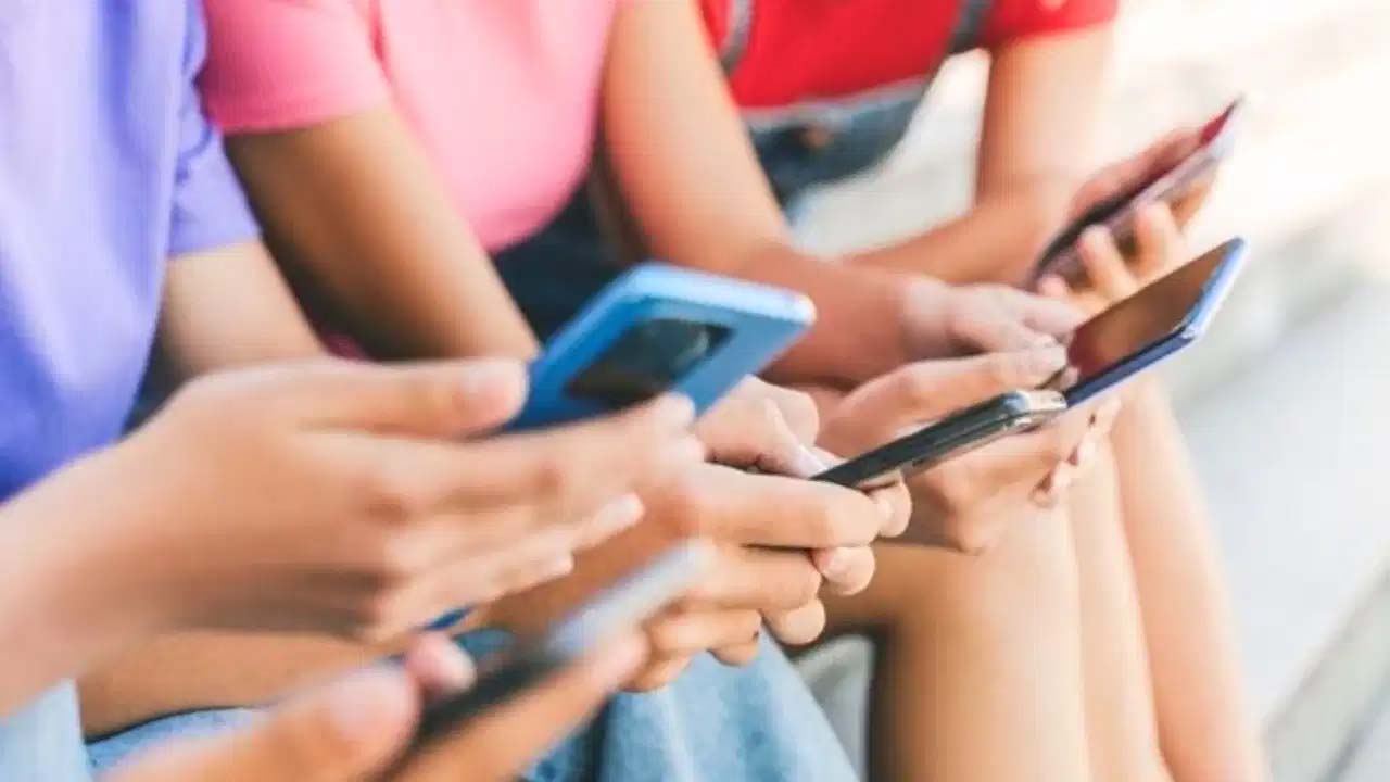 बच्चों के हाथ से सोशल मीडिया छीनना सही या गलत? फ्रांस का फैसला दुनिया के लिए क्यों बड़ा सबक, यहां जानिए सब कुछ