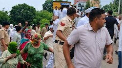 हांसी में किसानों और पुलिस में भिड़ंत, लाठीचार्ज के बाद जमकर पथराव, SP-DSP घायल