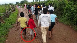 पैरों में कीचड़..हाथों में तिरंगा, बच्चों की देशभक्ति ने खोली विकास के दावों की पोल