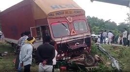 लातेहार में सड़क हादसा: कंटेनर ने बाइक और टेंपो को रौंदा, 6 की मौत, कई लोग जख्मी