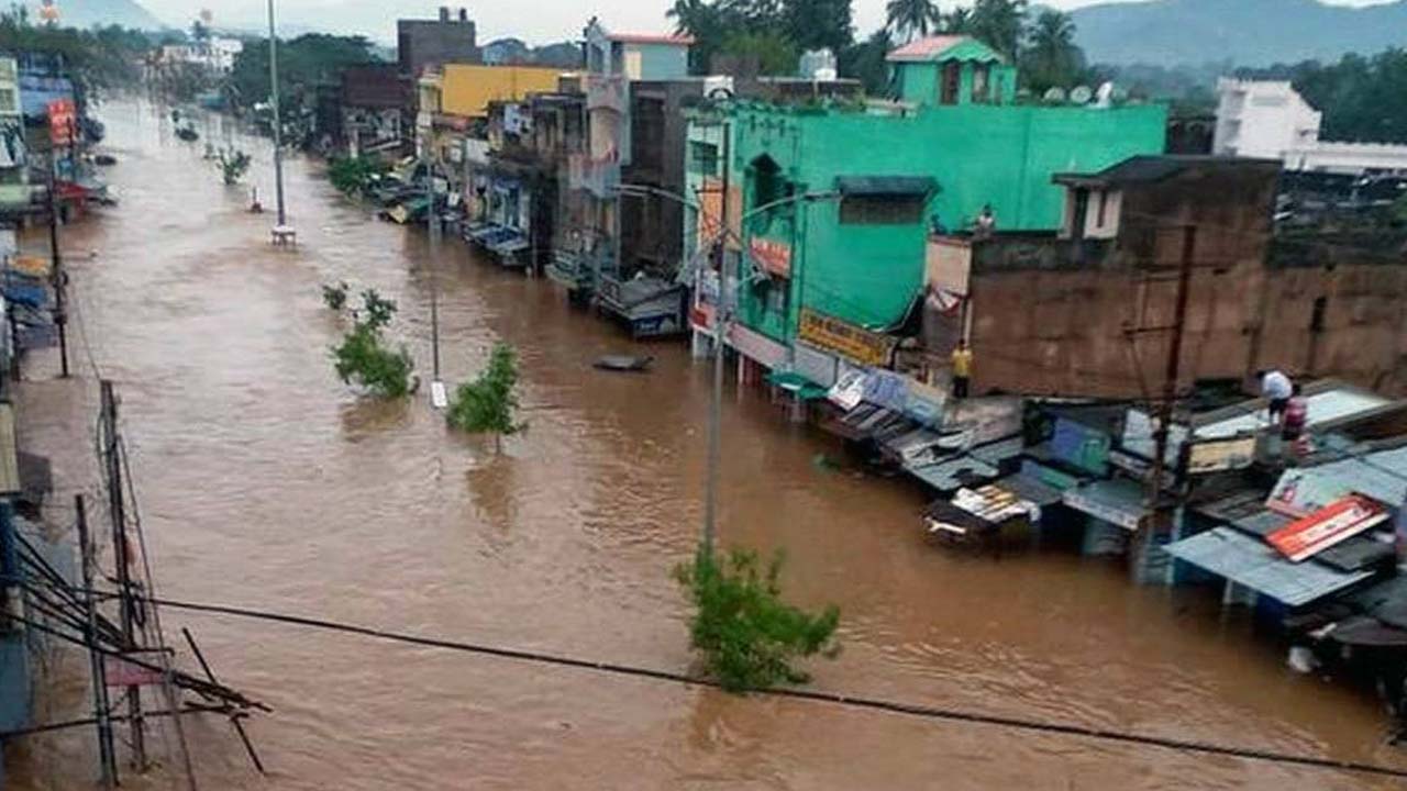 ओडिशा में बाढ़ से 6 जिलों के 500 से अधिक गांव प्रभावित, 2.7 लाख लोग परेशान