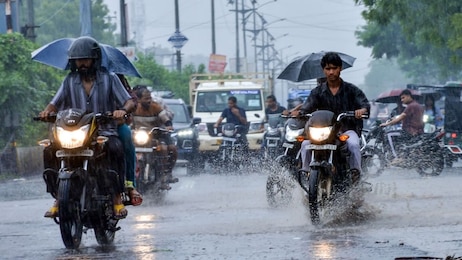 स्ट्रॉन्ग वेदर सिस्टम के असर से बदला MP का मौसम, 13 से ज्यादा जिलों में भारी बारिश की चेतावनी, ग्वालियर-चंबल डिवीजन में अलर्ट