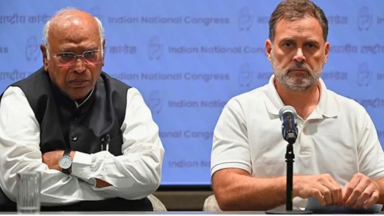 लाल किले की पहली कतार पर सियासी घमासान: राहुल-खरगे के न आने पर केंद्र ने दिखाया UPA को आईना