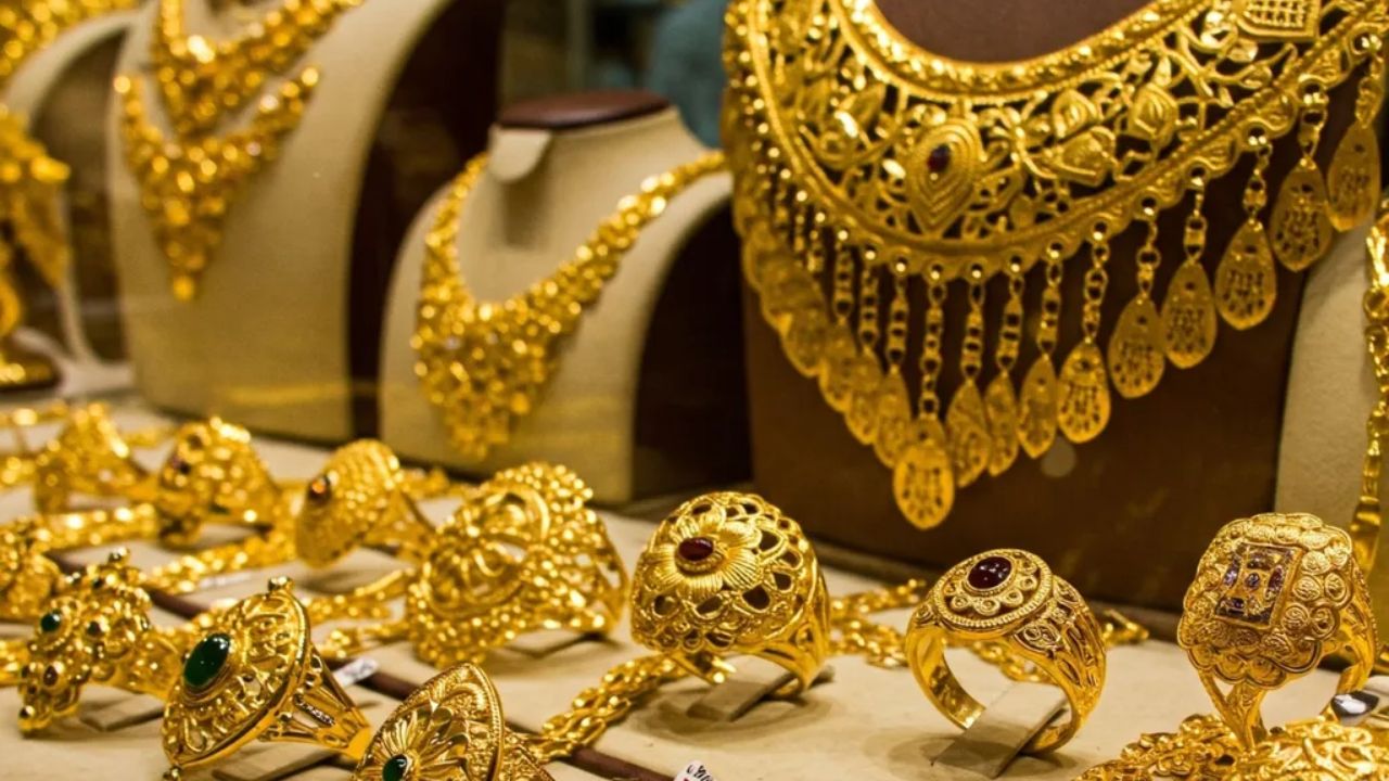 खरीदारी का सुनहरा मौका! तेजी के बाद थमे सोने के दाम, जानें 22K, 24K गोल्ड और चांदी के ताजा भाव